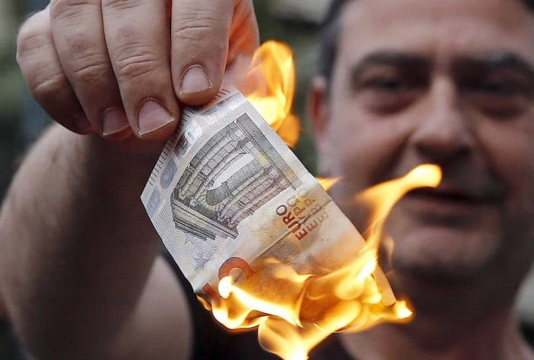 UniCredit Shares Slide 5% as Italy's Banks Fail Stress Tests