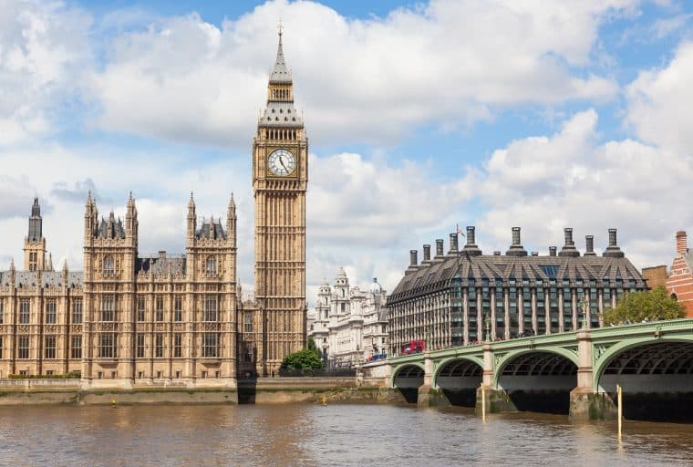 Britain's Largest Broker Offers Exchange-Traded Bitcoin Investments