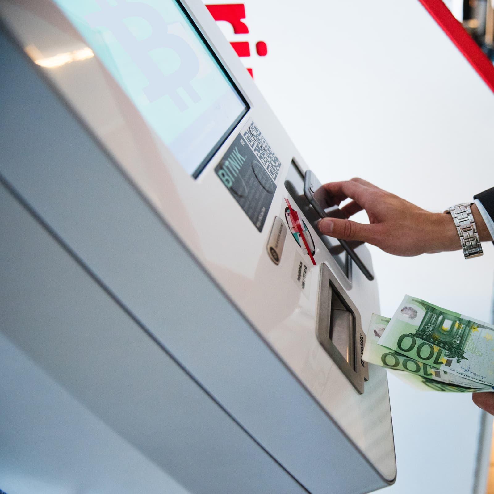 Convenience Stores and Pawn Shops See Foot Traffic from Bitcoin ATMs