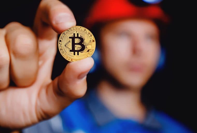 Mining Round-Up: AMD GPU Sales Decline, Hut 8 Claims to be Largest Miner in Canada