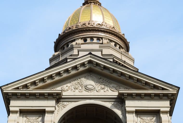 Asus Wants to Turn Gamers Into Miners, Wyoming Advances Crypto Bank Bill