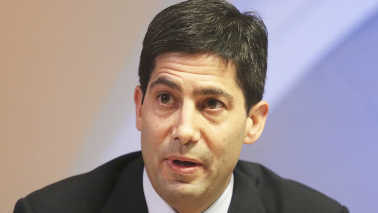 Bitcoin 'Going Through the Roof' Unlike Assets Controlled by Government, Says Former Fed Governor