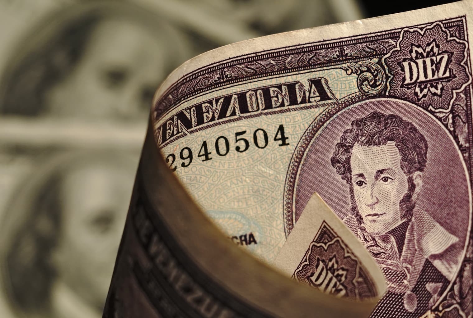 Venezuela Becomes 'Dollarized' as Citizens Seek Refuge in Alternative Solutions