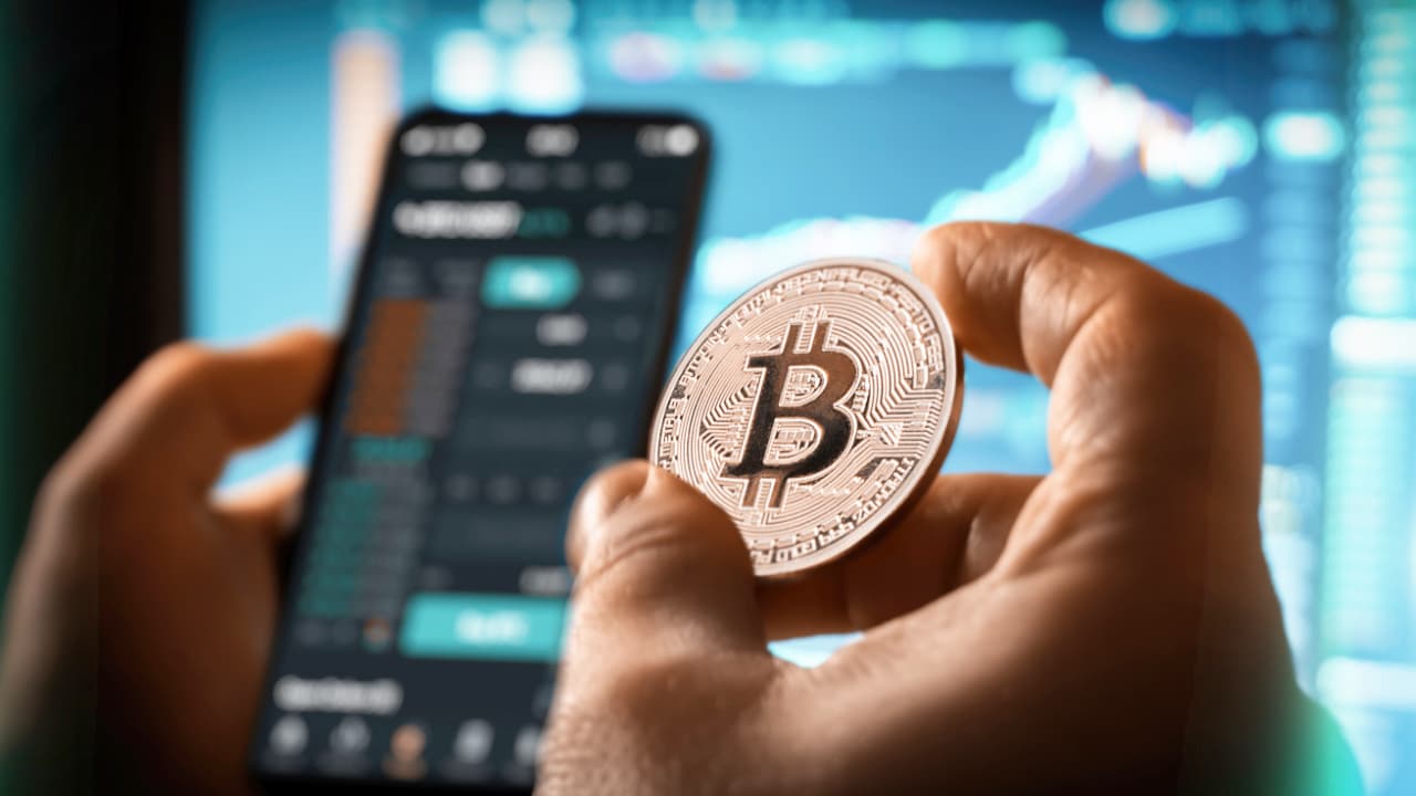 11% of Central Bankers Consider 'Cryptocurrencies Like Bitcoin' Gold Alternatives: UBS Survey