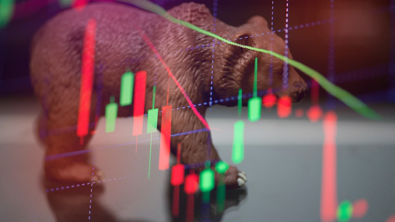 Market Strategist Expects Stock Market to Drop 50% From Here, Says There's 'Going to Be No Middle Class Left'