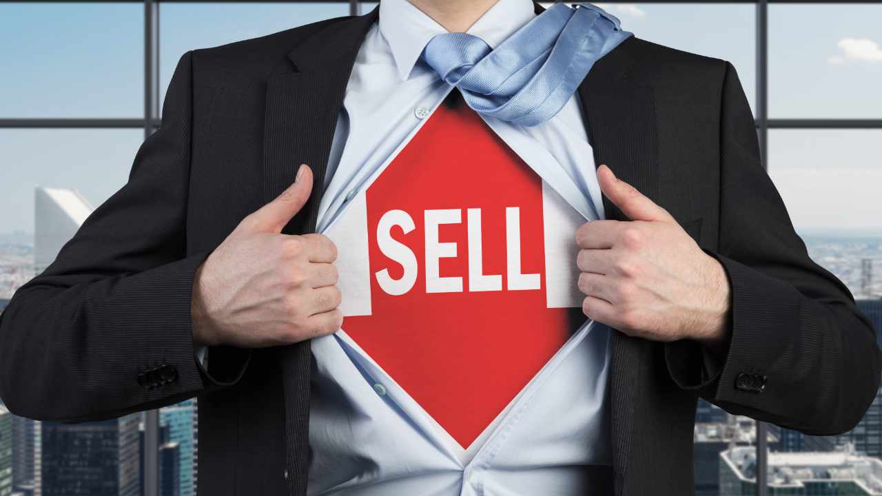 Peter Schiff Advises Selling Bitcoin Today — Says It's 'the Smart Move'