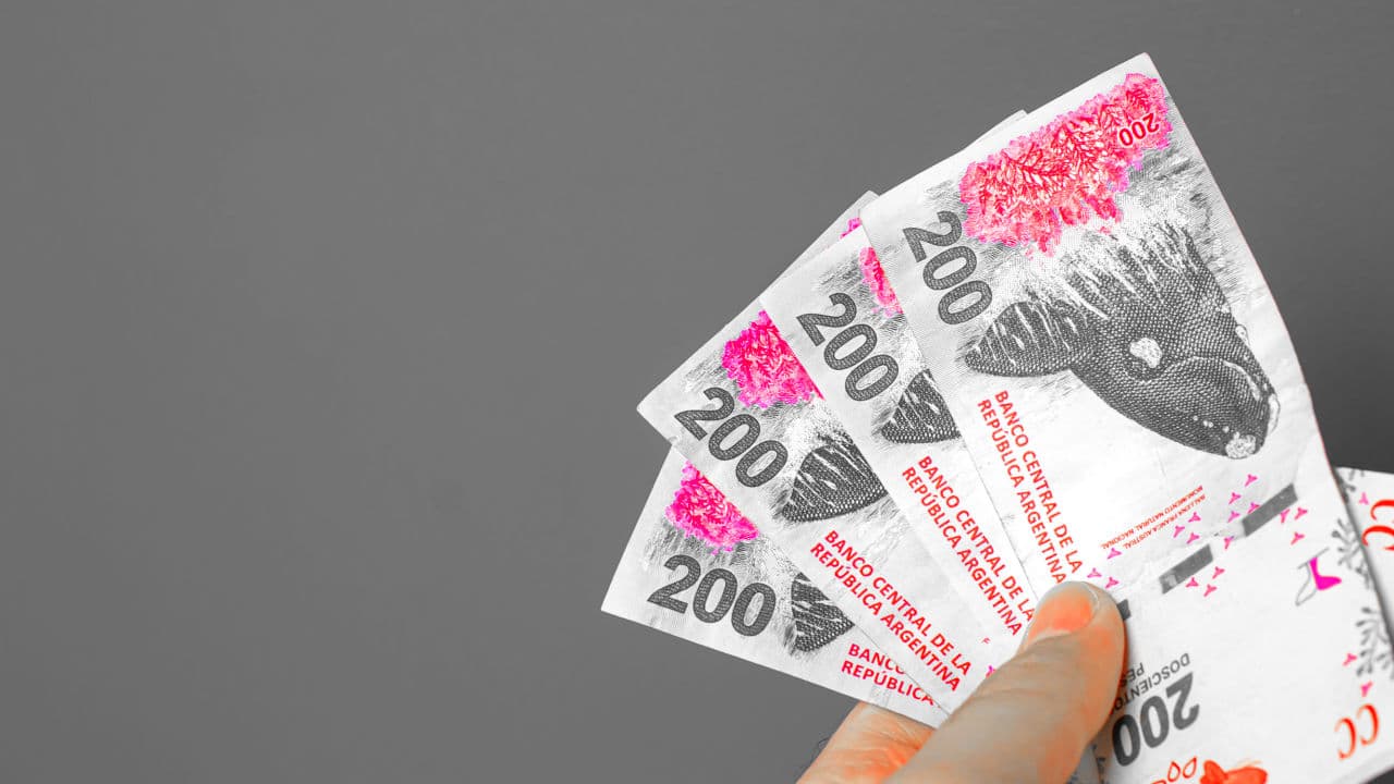 Argentine Peso Breaks Historic Low Mark as Argentines Hedge Savings in Dollars