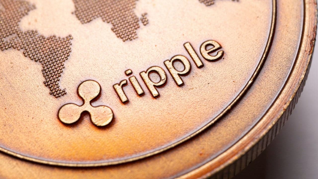 Biggest Movers: XRP, SOL Move 5% Lower to Start the Week