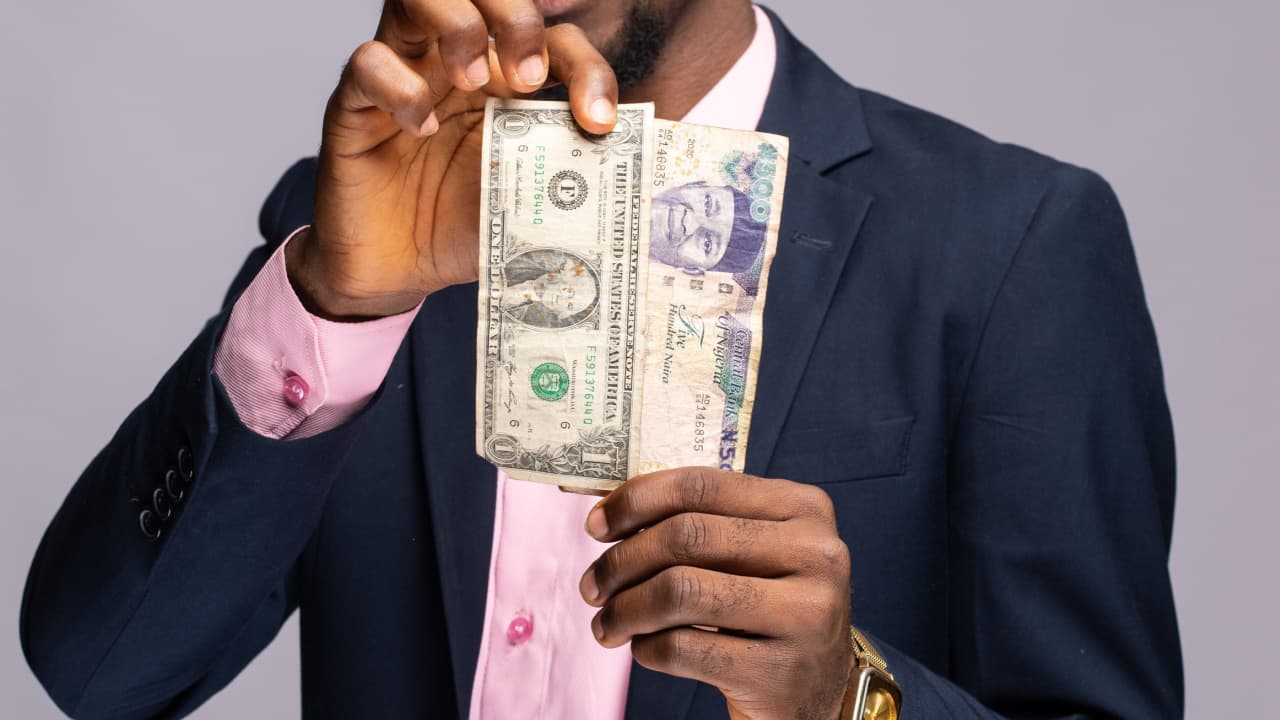 Nigerian Currency Plunges to All-Time Low Versus Dollar, Central Bank Revokes Licenses of 2,700 Currency Exchanges