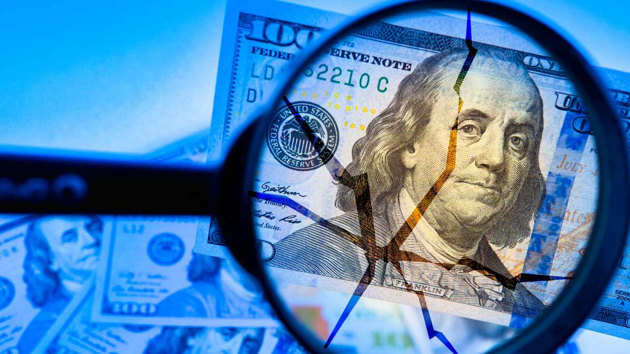 Economist Expects US Rating Downgrade to Accelerate De-Dollarization Process