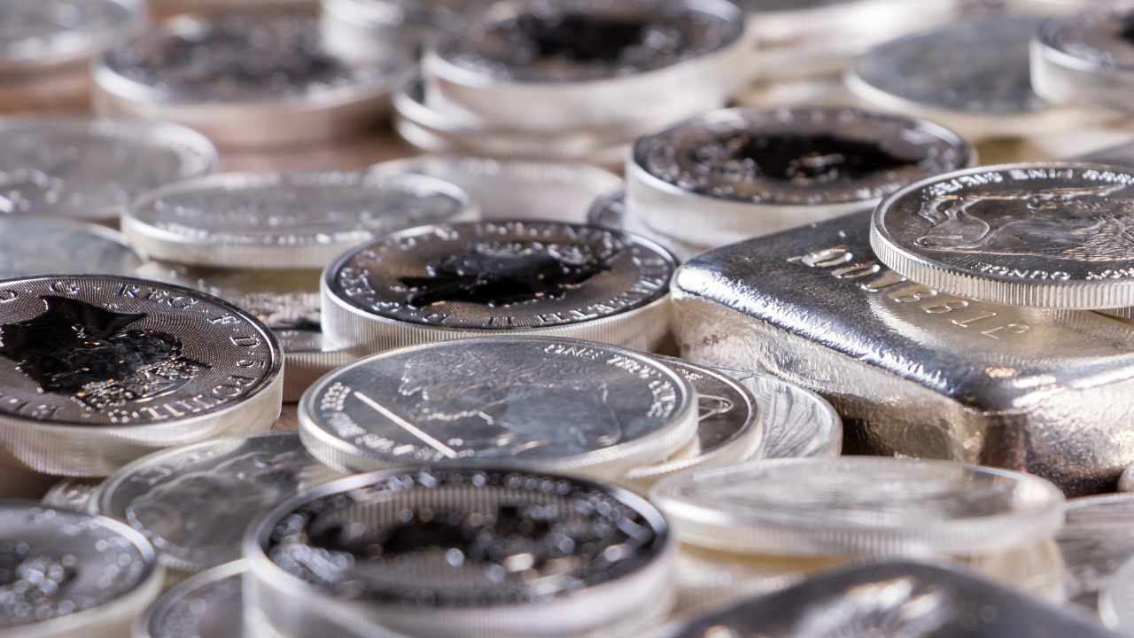 Robert Kiyosaki Explains Why Investors Should Buy Silver — 'Who Can't Afford 1 Silver Coin'