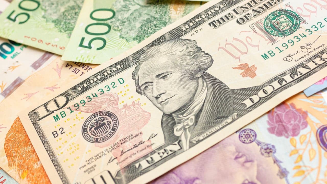 Libertarian Javier Milei Wins Argentine Primaries: Experts Weigh In on Dollarization as the Peso Fades