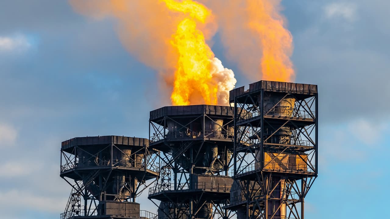 Tensions in Israel Reverberate Globally — US Equities, Cryptos Falter Amid Mideast Conflict; Oil and Metals Capitalize