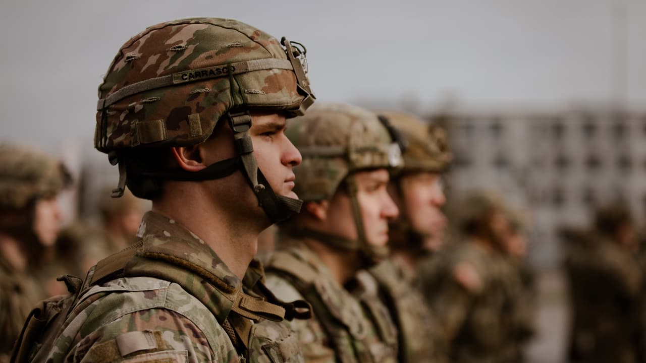 Congressional Investments in Defense Stocks Raise Ethical Eyebrows Amidst Ongoing Wars