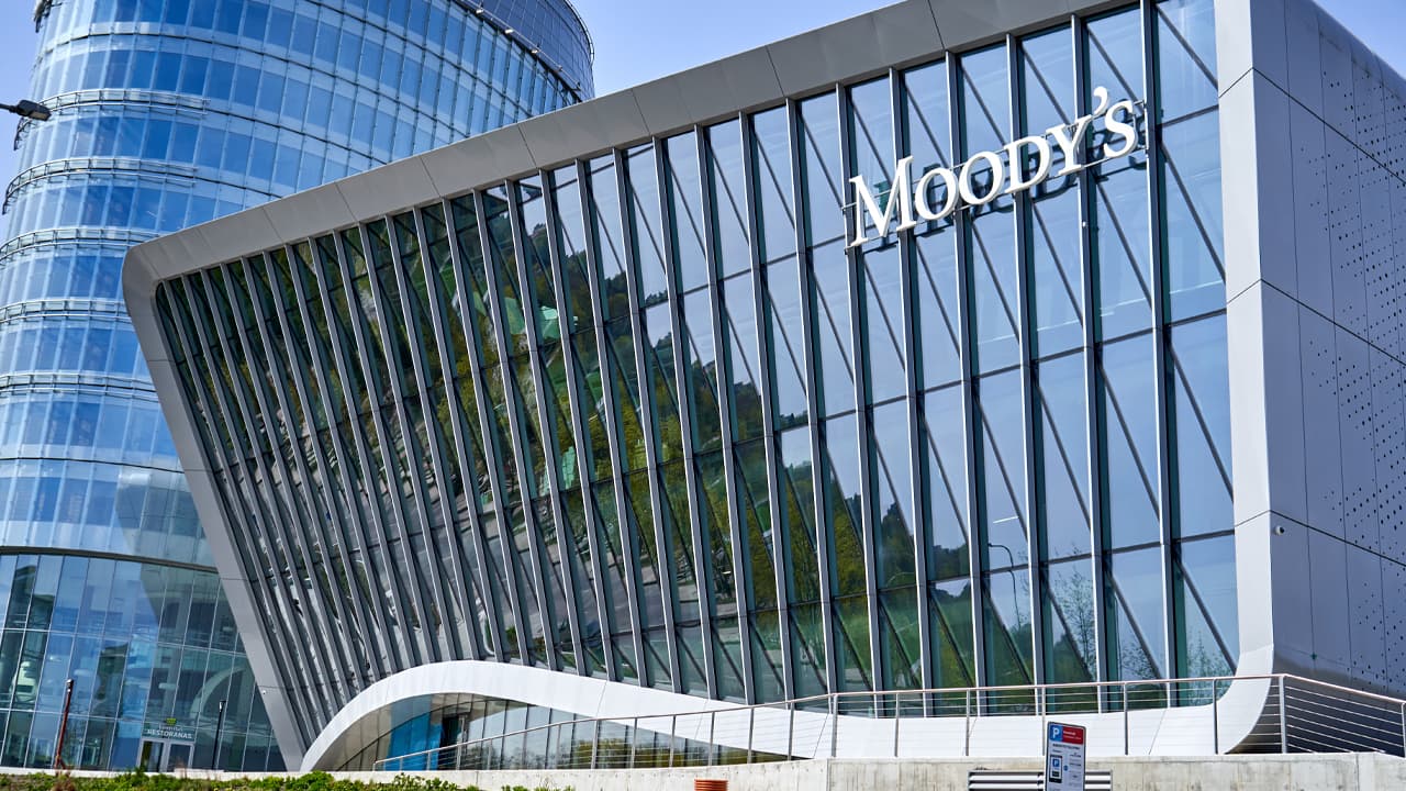 Moody's Downgrades US Credit Rating to 'Negative' on Fiscal Deficits and Debt Concerns