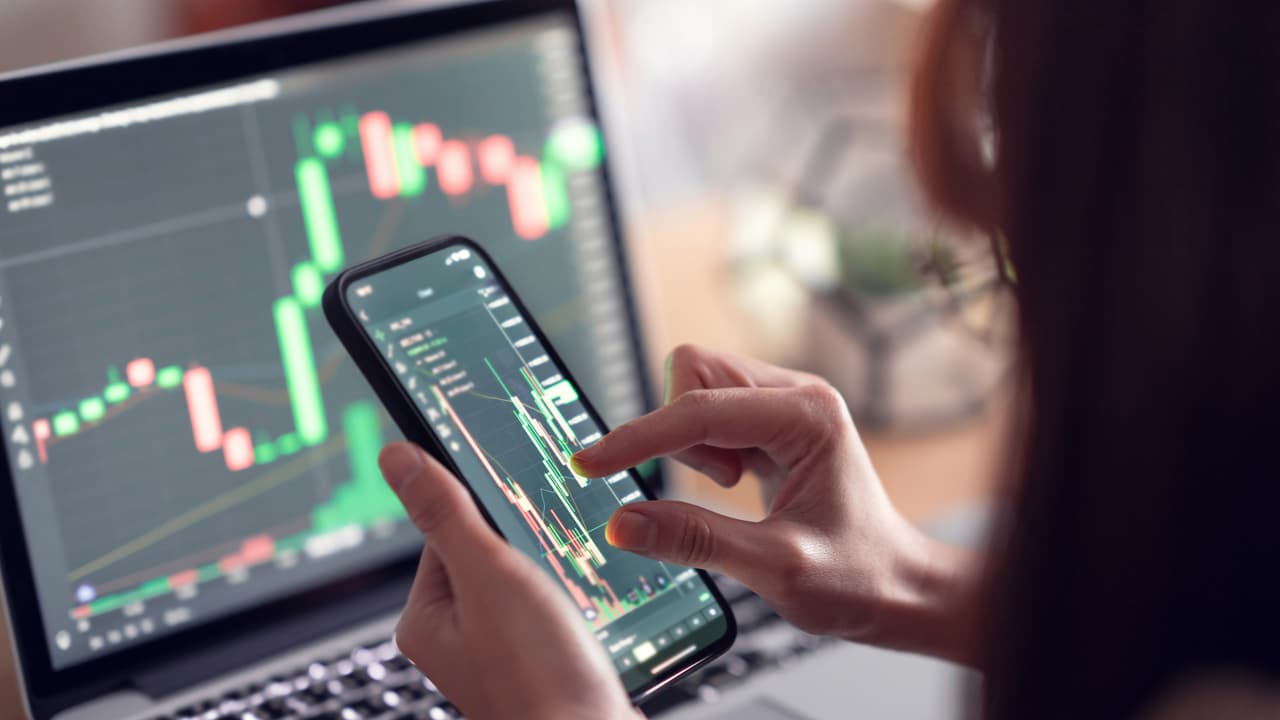 Crypto's 24-Hour Score: Gainers Like Memecoin Triumph With Double-Digits, ARK Amongst Top Losers