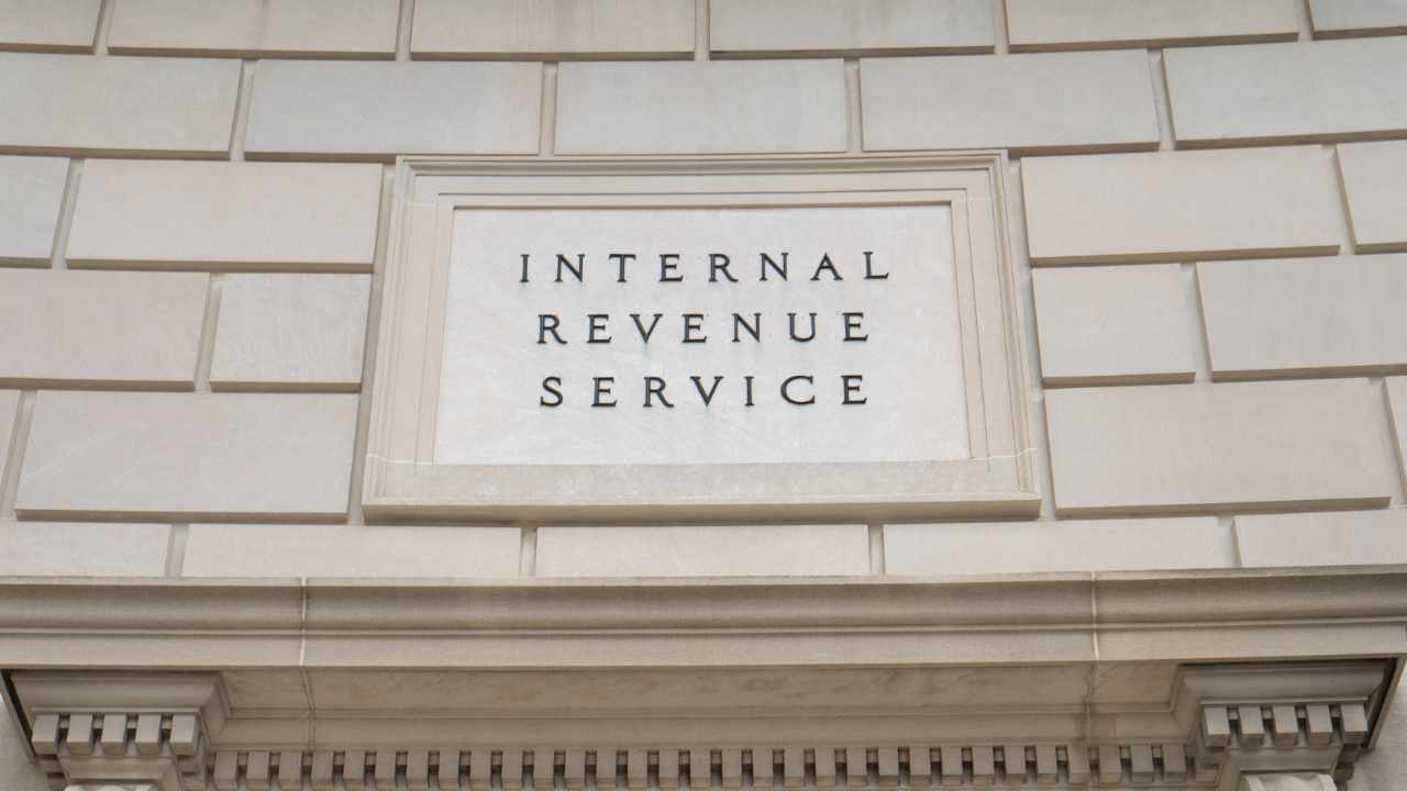 La Nueva Ley de Impuestos Sobre Criptomonedas Entra en Vigor en EE. UU.: Las Transacciones de $10,000 o Más Deben Ser Reportadas al IRS Dentro de los 15 Días