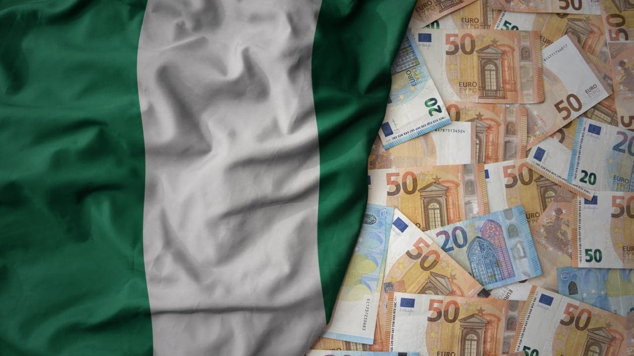 Prohibición de Retiros en Efectivo de Cuentas Operadas por VASPs Podría Contradecir la Política Sin Efectivo del Banco Central — Abogado Nigeriano