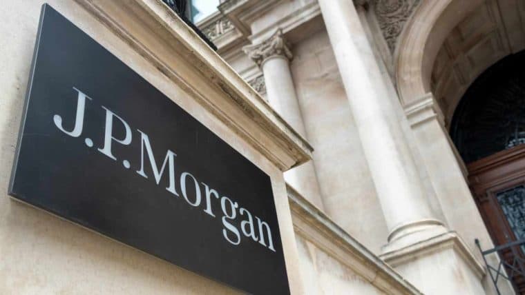 JPMorgan vede sfide future per il mercato delle criptovalute — declassa le azioni di Coinbase