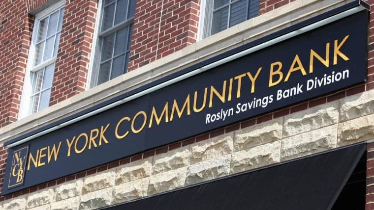 New York Community Bancorp se débat avec une chute de 40% de ses actions suite à un rapport sur les bénéfices décevant