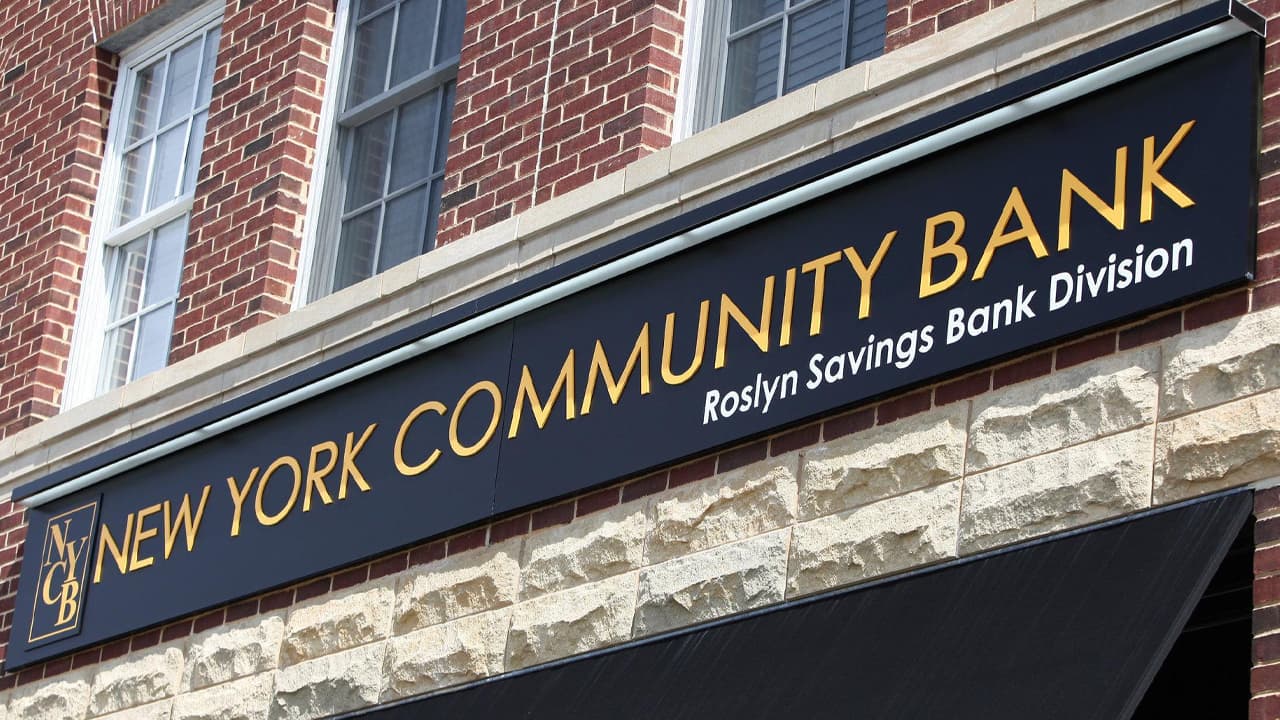 New York Community Bancorp se débat avec une chute de 40% de ses actions suite à un rapport sur les bénéfices décevant