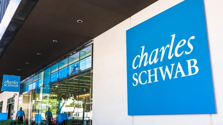 Analytiker deuten darauf hin, dass der Finanzriese Charles Schwab kurz davor steht, den Bitcoin-ETF-Markt mit einem potenziellen späten Einstieg aufzumischen