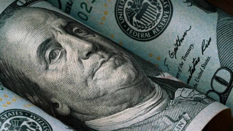 Губернатор Федеральной резервной системы обсуждает влияние криптовалют на доминирование доллара США — говорит, что банкам следует избегать биткойн ETF в качестве основного актива