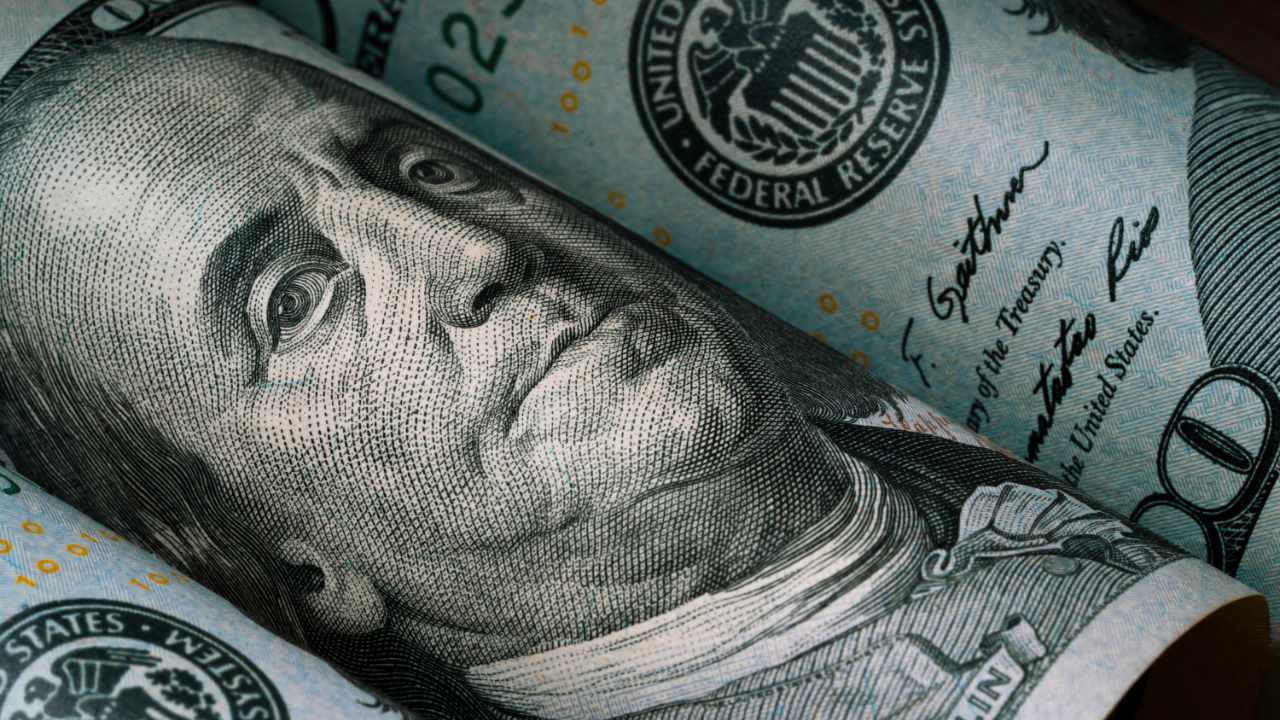 Fed-Gouverneur diskutiert Kryptos Einfluss auf die Vorherrschaft des US-Dollars — sagt, Banken sollten Bitcoin-ETFs als Hauptanlage meiden