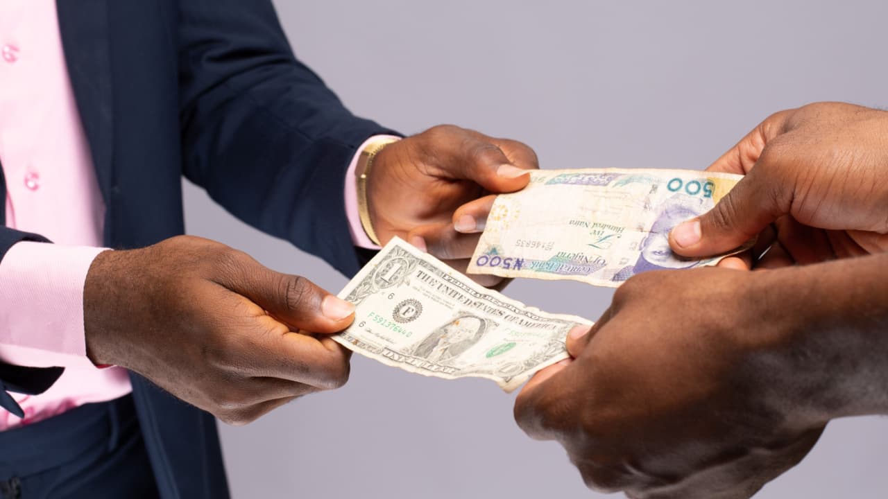 Crise des devises au Nigeria : la Banque centrale supprime le plafond du taux de change pour les opérateurs de transfert d'argent international