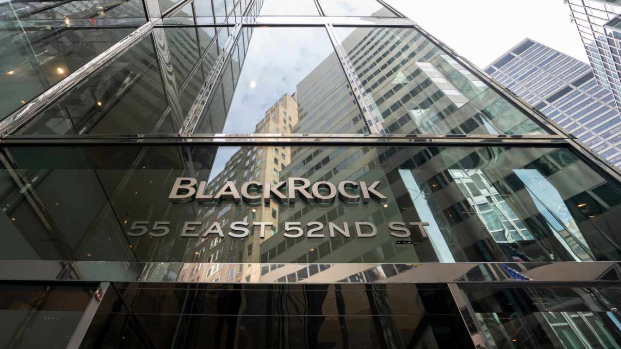 Bitcoin возглавляет список приоритетов клиентов Blackrock в сфере криптовалют, поскольку объемы IBIT достигли 243 тыс. BTC