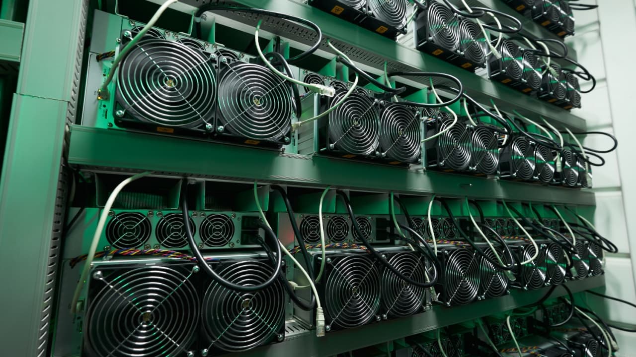 La production de minage de Bitcoin de Hut 8 chute de 36 % à 148 BTC en avril