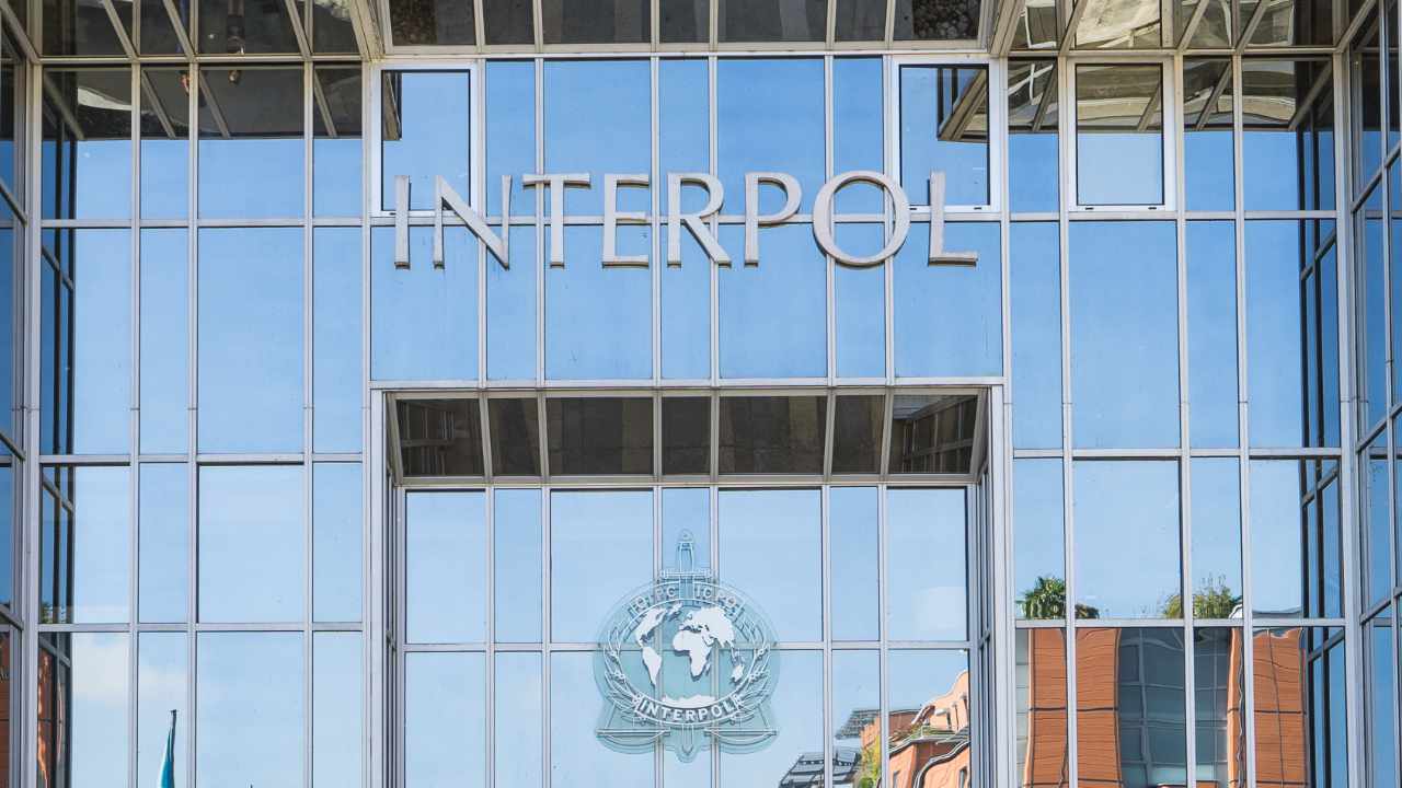 Interpol perturbe les réseaux d'escroquerie : 6 745 comptes bancaires gelés, 2 M$ en crypto-monnaies saisis, 3 950 arrestations
