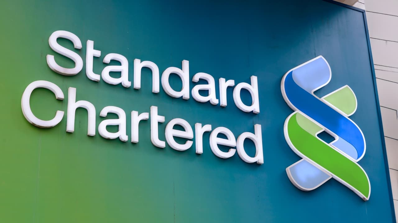 Standard Chartered lancerà il trading spot di criptovalute per Bitcoin, Ethereum