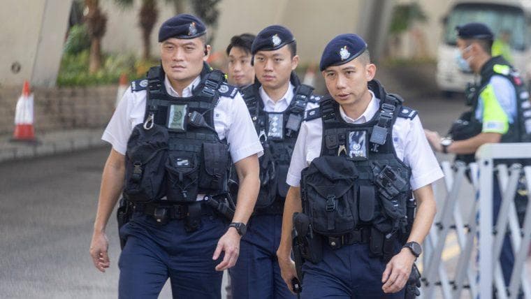 La policía de Hong Kong arresta a cuarteto acusado de usar billetes falsos para estafar a comerciantes de criptomonedas