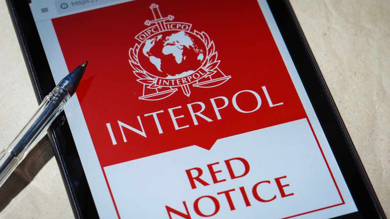 Interpol emite una notificación roja para el 'Joven Maestro de las Monedas' que lanzaba dinero desde la azotea