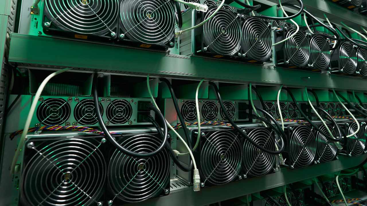Gli economisti del FMI suggeriscono una tassa sull'elettricità per ridurre l'impatto ambientale delle cripto e dell'IA