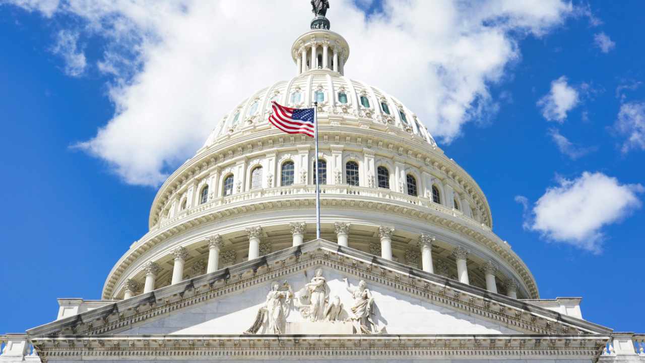 Líder de la Mayoría del Senado: Legislación Bipartidista sobre Cripto Podría Aprobarse en 2024