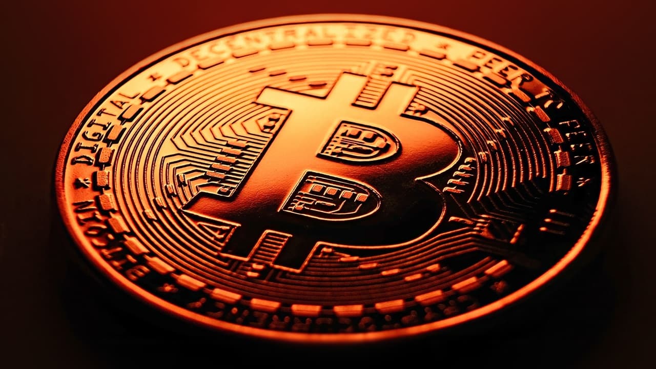 Análisis Técnico de Bitcoin: Niveles de Resistencia Clave Prueban el Impulso Alcista