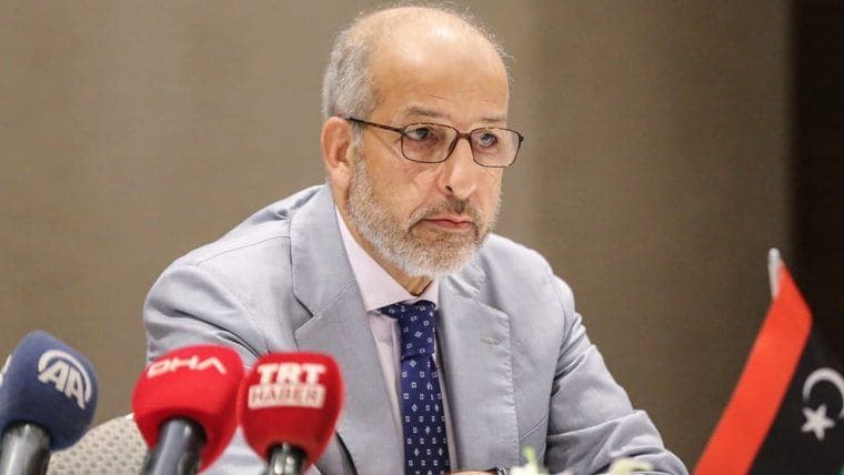 Governador Sitiado do Banco Central da Líbia Foge de Milícia Armada