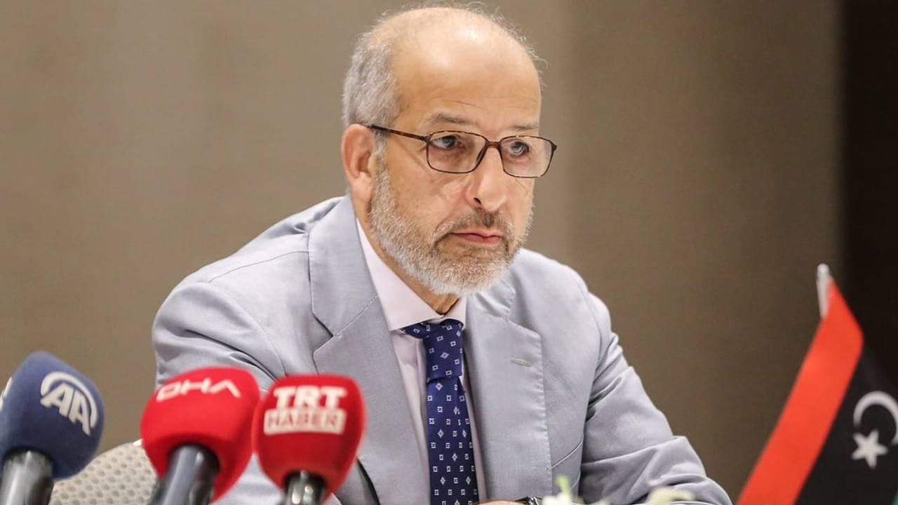 Governador Sitiado do Banco Central da Líbia Foge de Milícia Armada