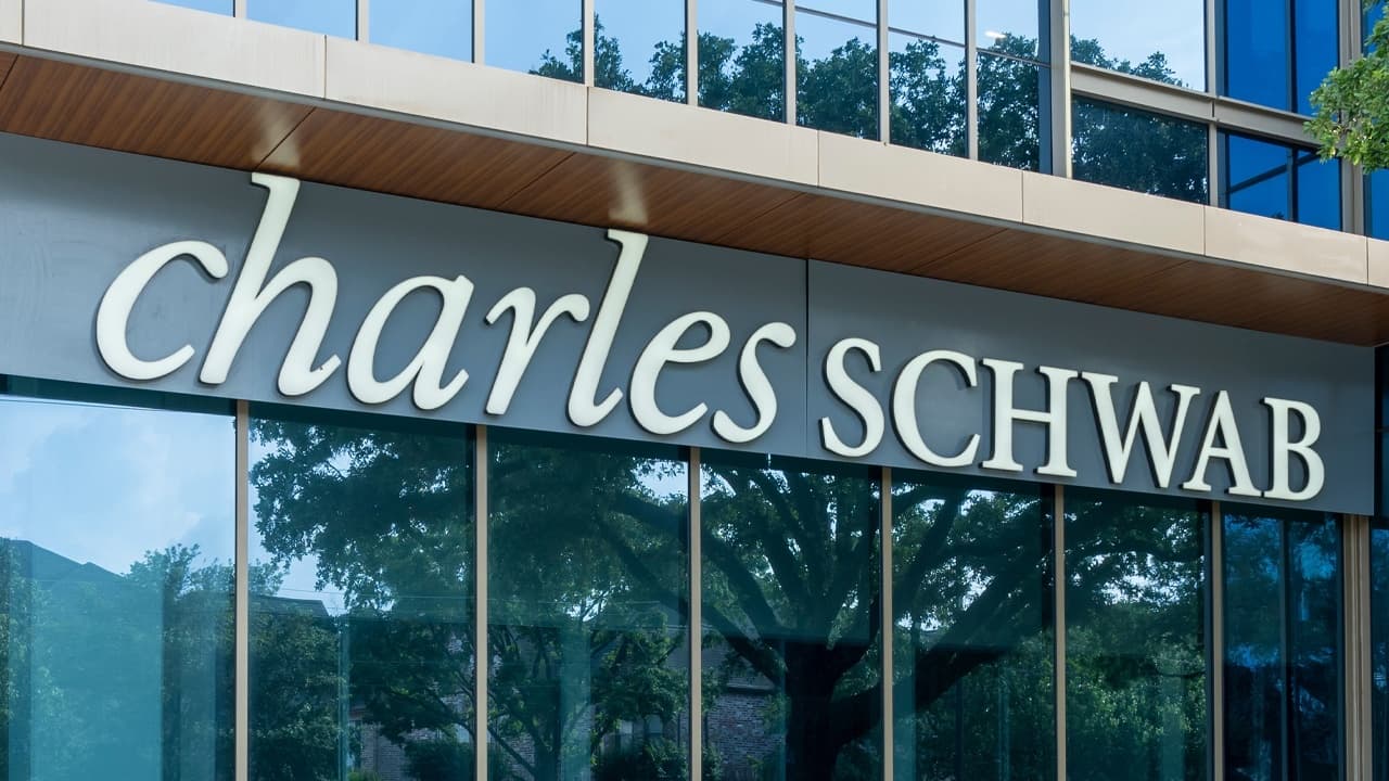 Crypto ETF Menjadi Pusat Perhatian: Hampir Setengah Investor Charles Schwab Membidik Aset Digital