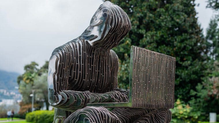 Статуя Сатоши Накамото представлена на ежегодном блокчейн-мероприятии в Лугано