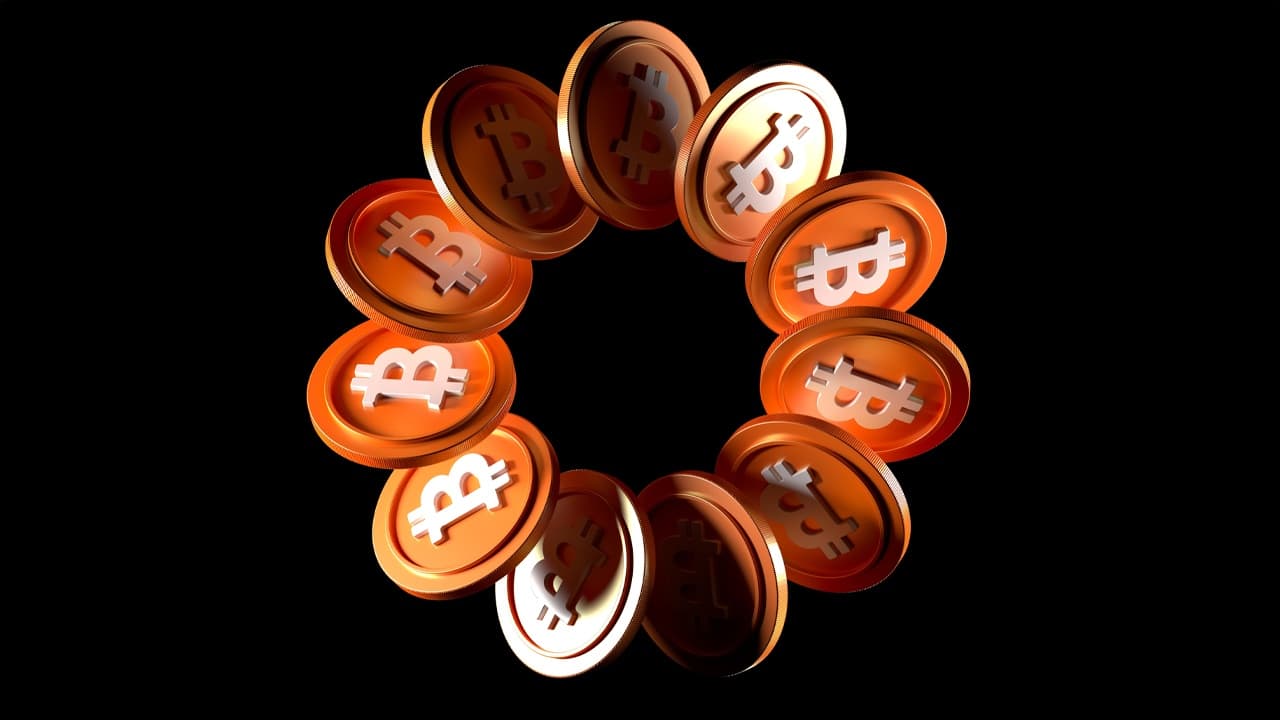 बिटकॉइन बाजार की उत्साह के बीच रिकॉर्ड कीमत ऊंचाइयों पर पहुंचा; QCP कैपिटल ने संभावित गिरावटों की चेतावनी दी