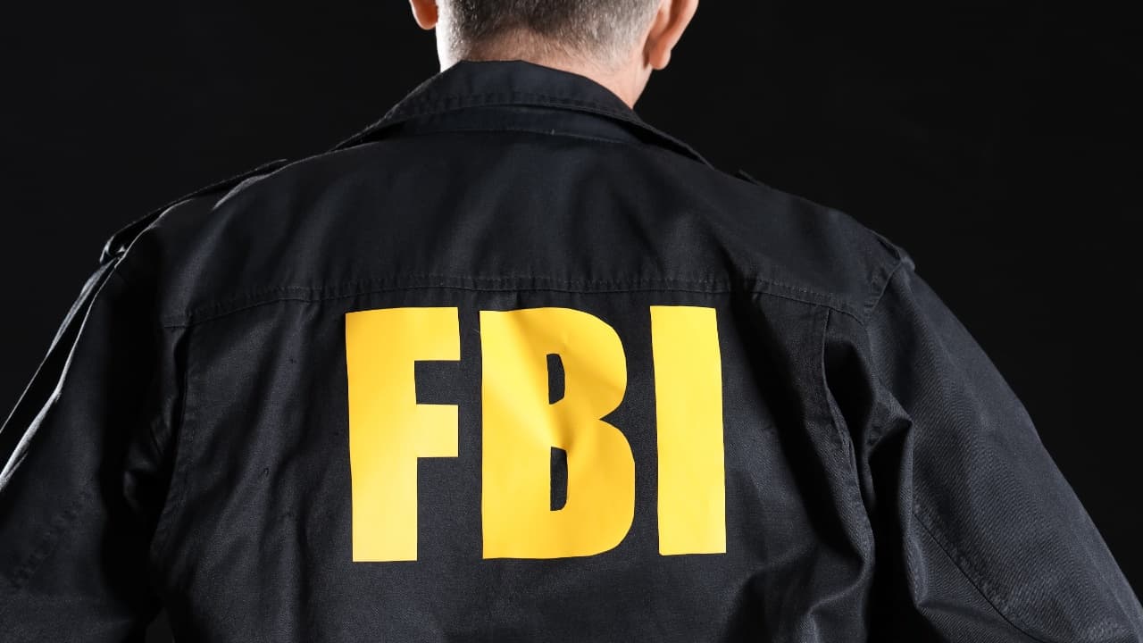 FBI, 트럼프 내기 논란 속에서 Polymarket CEO의 집 급습, 장치 압수