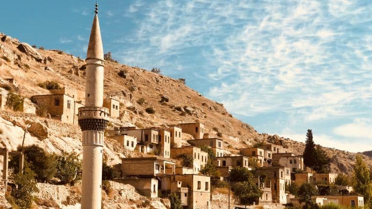 Phantom Money: 가짜 달러 지폐가 이스탄불 바자회에 출몰하다