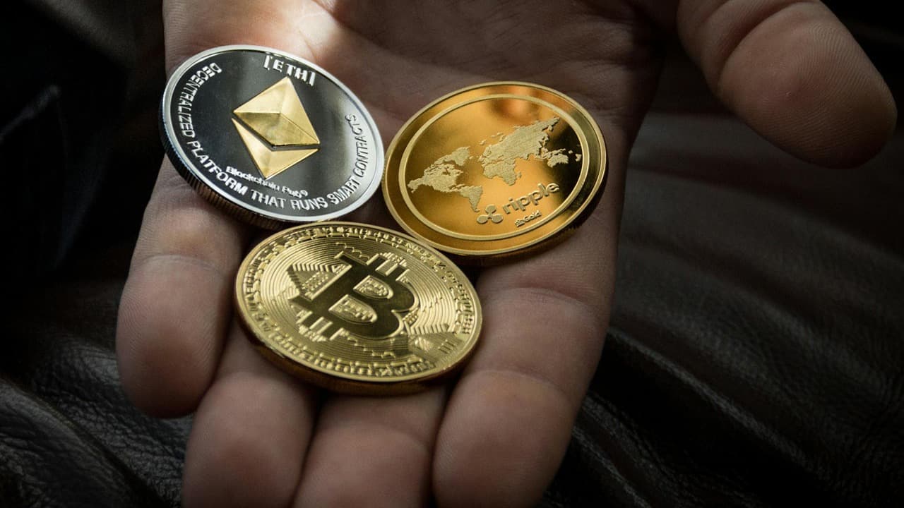 Crypto ETFs se disparan: Los flujos netos de ETH alcanzan $1B, los ETFs de BTC llegan a $33B en un año récord