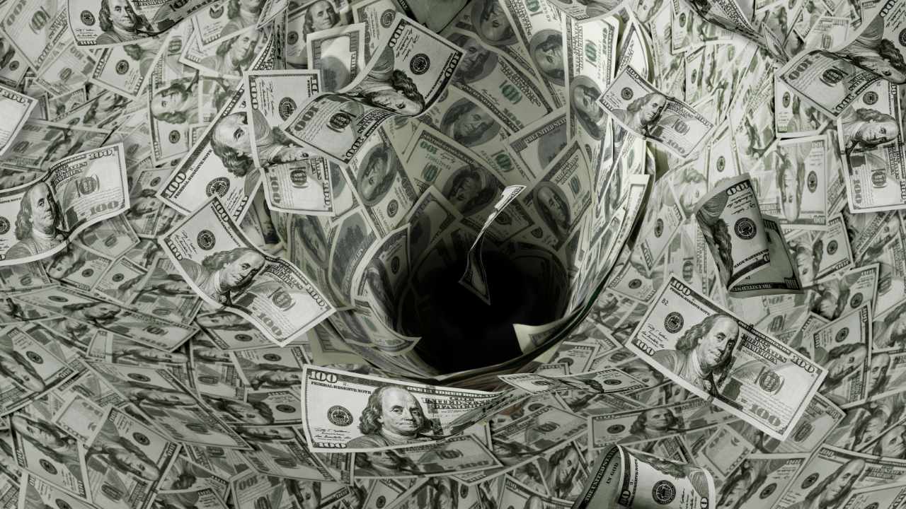 Michael Saylor afirma que pode convencer Warren Buffett a comprar Bitcoin usando os $325 bilhões em caixa da Berkshire