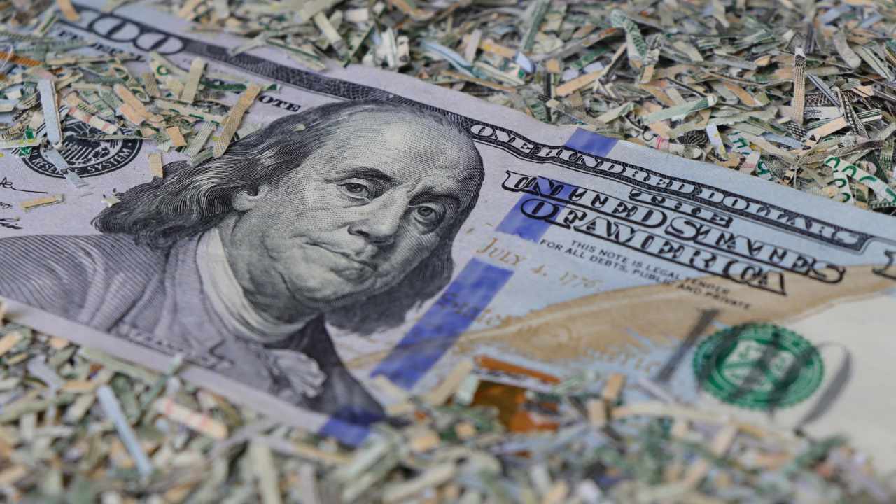 Peter Schiff Memperingatkan Bitcoin Bisa Menjadi Kejatuhan Akhir Dolar AS