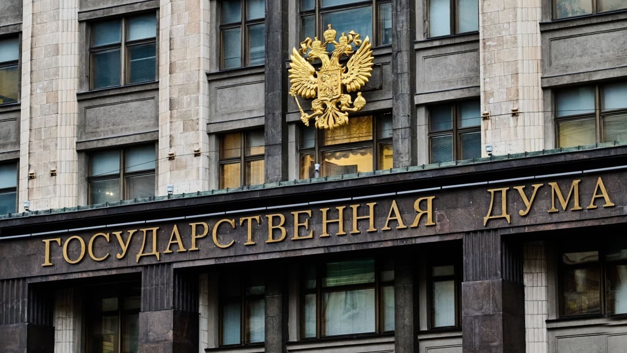 Ryska Statsdummans vice ordförande påtalar tariffbluffen, kommenterar digitala valutors roll i att befria internationell handel