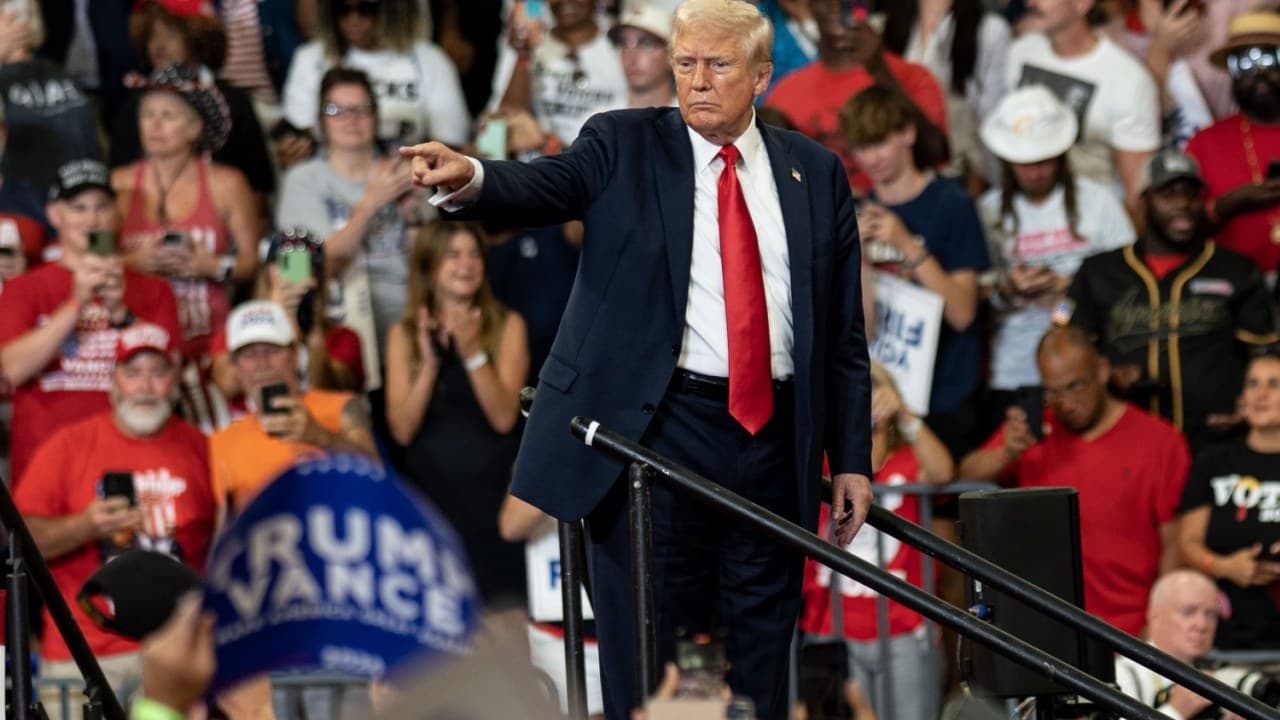 ¿Preludio a una guerra de divisas? Trump amenaza con aranceles del 100% a los países BRICS que abandonan el 'poderoso' dólar